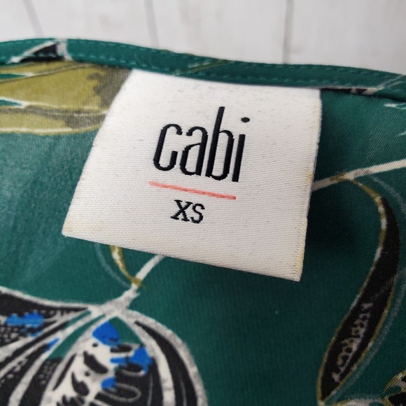 CAbi Zoe Falling Flowers Tank Top Womens Size XS  Green Sleeveless Ruffle Hem - Picture 4 of 8